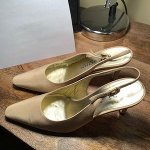 ST John made in Italy, beige sling back shoes. Size 6